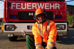 Beim Umgang mit der Motorsäge pflicht - die Schnittschutzausrüstung mit Schnittschutzhose, -jacke und Forsthelm.