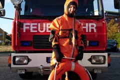 Bei Eisrettungen oder teilweise auch bei Einsätzen an und im Wasser notwendig, der Überlebensanzug zum Schutz vor Unterkühlung.