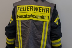 Die graue Weste kennzeichnet bei größeren Einsätzen Abschnittsleiter. Sie tragen die Verantwortung über mehrere Gruppen- bzw. Zugführer.