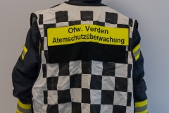 Die weiße Weste mit dem Schachbrettmuster kennzeichnet die Atemschutzüberwachung.