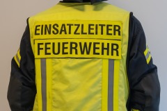 Die gelbe Weste kennzeichnet den Einsatzleiter. Er ist der Gesamtverantwortliche bei einem Einsatz der Feuerwehr.