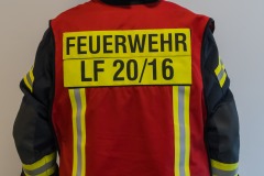 Mit einer roten Weste sind Gruppen- und Zugführer gekennzeichnet. Sie tragen die Verantwortung für ein oder mehrere Einsatzfahrzeuge sowie deren Besatzung.