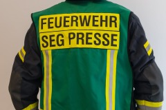 Der Feuerwehr-Pressesprecher ist mit einer grünen Weste gekennzeichnet. Er übernimmt in enger Absprache mit dem Einsatzleiter die Betreuung anwesender Pressevertreter.