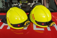 Helmkennzeichnungen geben Informationen über die Ausbildung bzw. die Funktion des Helmtägers sowie dessen Ortsfeuerwehrzugehörigkeit. Für die Kennzeichnung werden rote Punkte und Streifen sowie schwarze Ziffern verwendet.