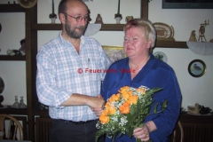 Christa Cyriacks wird als 200. Mitglied des Fördervereins 2005 von Willi Funke geehrt