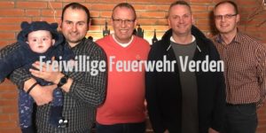 Das jüngste Fördervereinsmitglied Oskar mit Vater und Ortsbrandmeister Mario Rosebrock und Ortsbürgermeister Detlef Peterson umrahmen die wiedergewählten Vorsitzenden Peter Junge (1. Vorsitzender) und Stephan Langreder (2. Vorsitzender). Foto: Blendermann, Förderverein